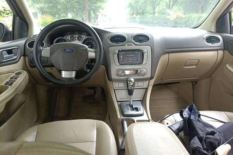 Used Ford Focus 2013 Sedan Classic 1.8L Automatic Fashion Edition Center Console
