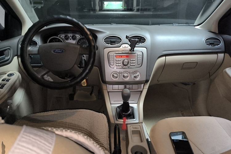 Used Ford Focus 2013 Sedan Classic 1.8L Manual Base Model Center Console