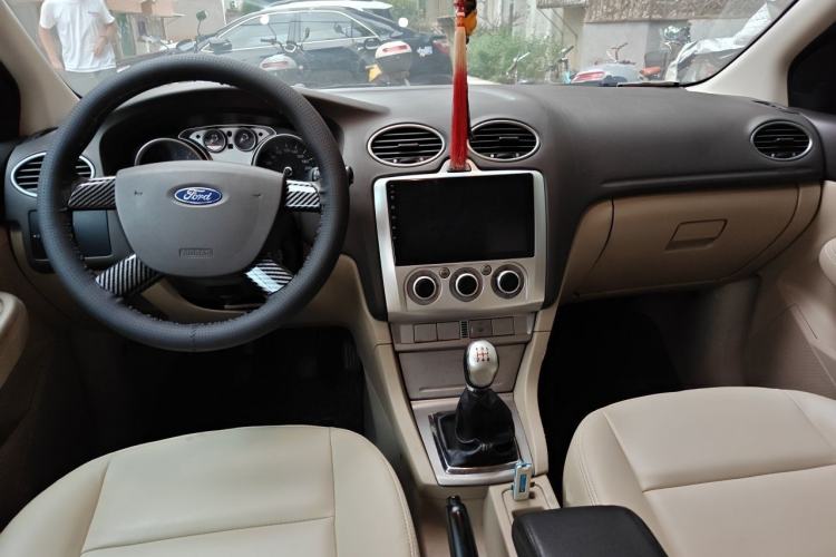 Used Ford Focus 2013 Sedan Classic 1.8L Manual Base Model Center Console
