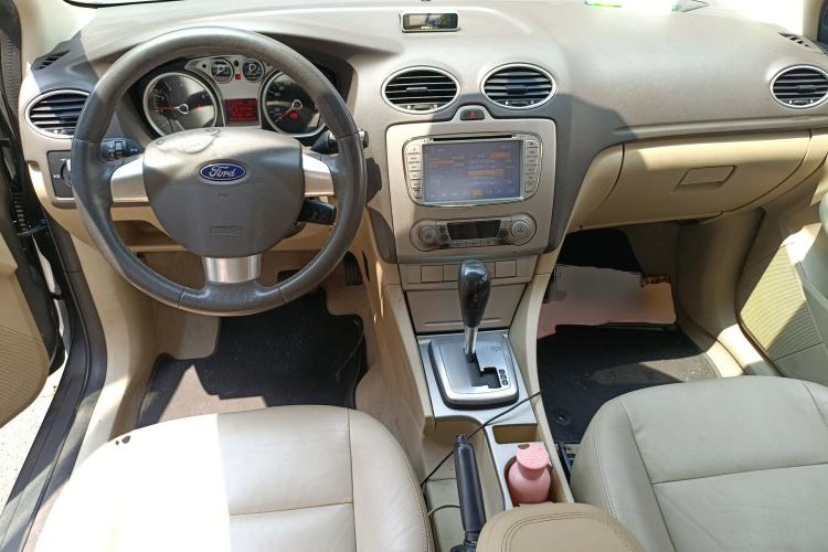 Used Ford Focus 2013 Sedan Classic 1.8L Automatic Fashion Edition Center Console