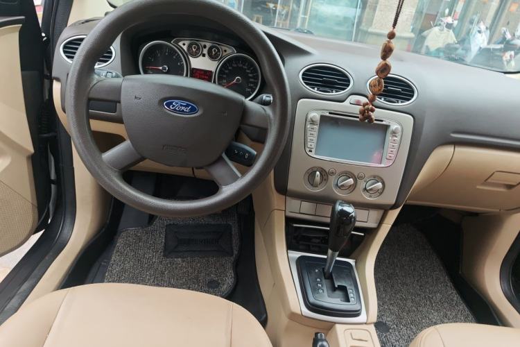 Used Ford Focus 2013 Sedan Classic 1.8L Automatic Base Model Center Console