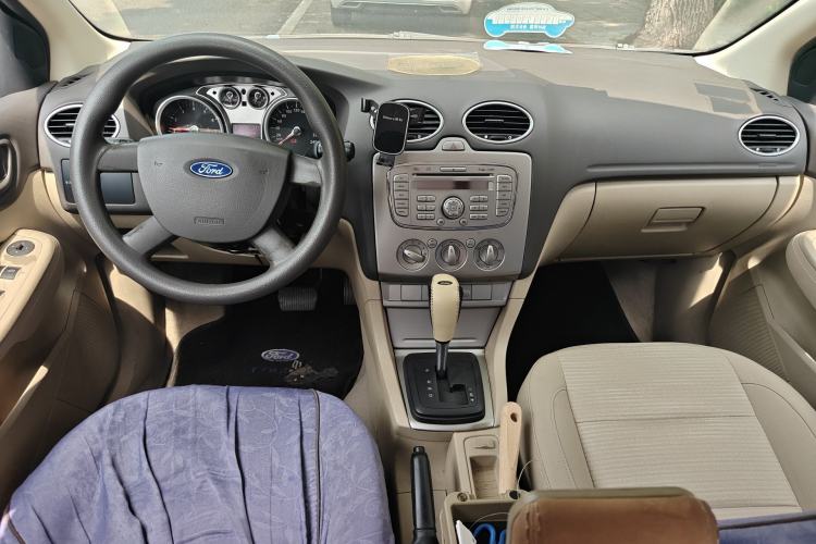 Used Ford Focus 2013 Sedan Classic 1.8L Automatic Base Model Center Console