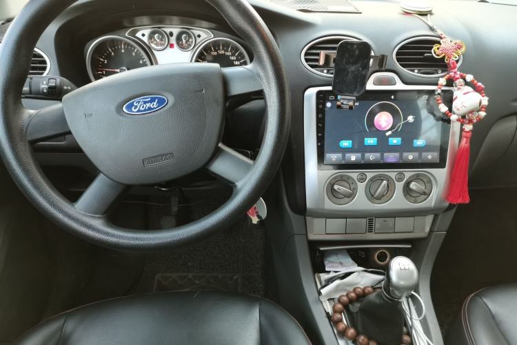 Used Ford Focus 2013 Hatchback Classic 1.8L Manual Base Model Center Console