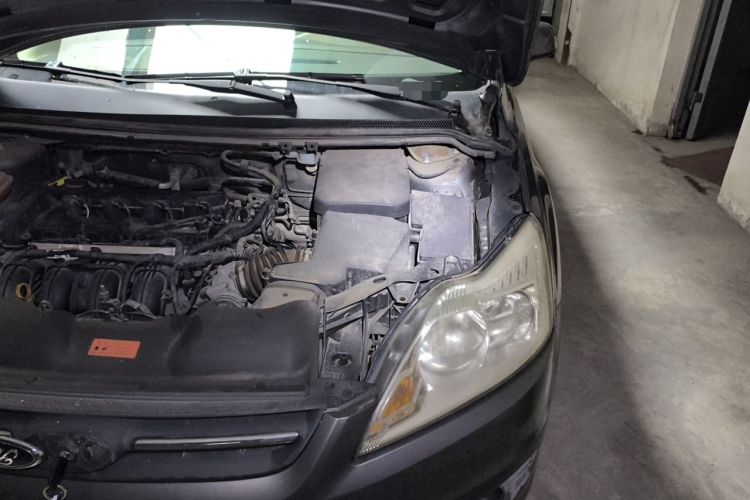 Used Ford Focus 2013 Sedan Classic 1.8L Manual Base Model Engine Bay Left