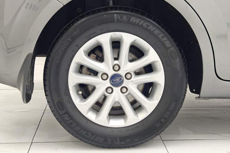 Used Ford Focus 2013 Hatchback Classic 1.8L Manual Base Model Exterior 10