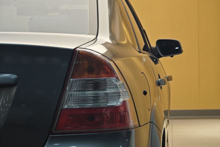 Used Ford Focus 2013 Sedan Classic 1.8L Manual Fashion Edition Exterior 4