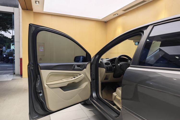 Used Ford Focus 2013 Sedan Classic 1.8L Manual Fashion Edition Exterior 6