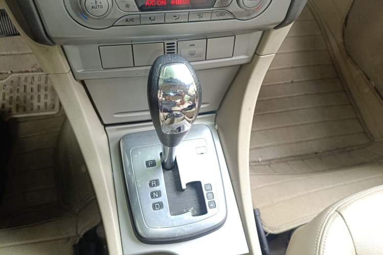 Used Ford Focus 2013 Sedan Classic 1.8L Automatic Fashion Edition Gear Lever
