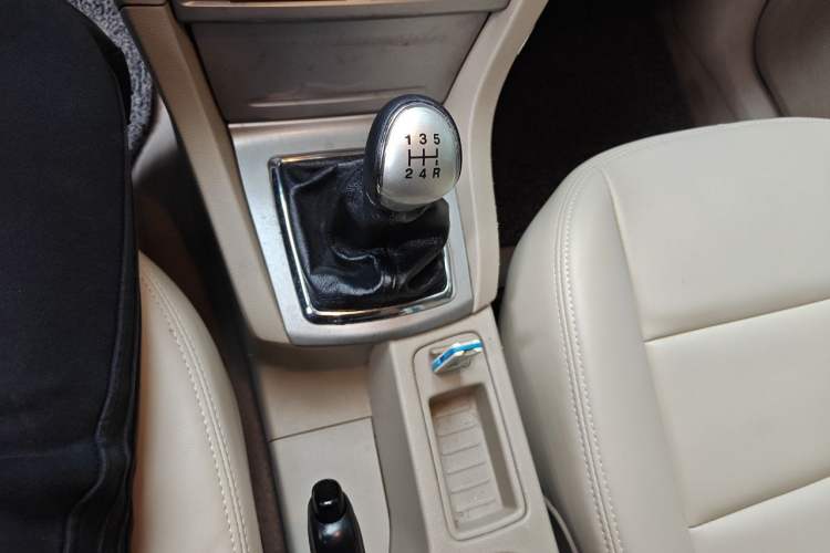 Used Ford Focus 2013 Sedan Classic 1.8L Manual Base Model Gear Lever