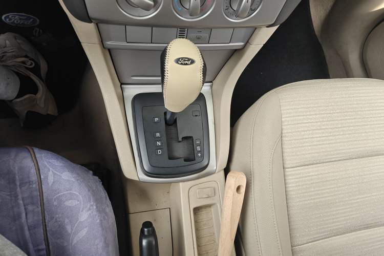 Used Ford Focus 2013 Sedan Classic 1.8L Automatic Base Model Gear Lever