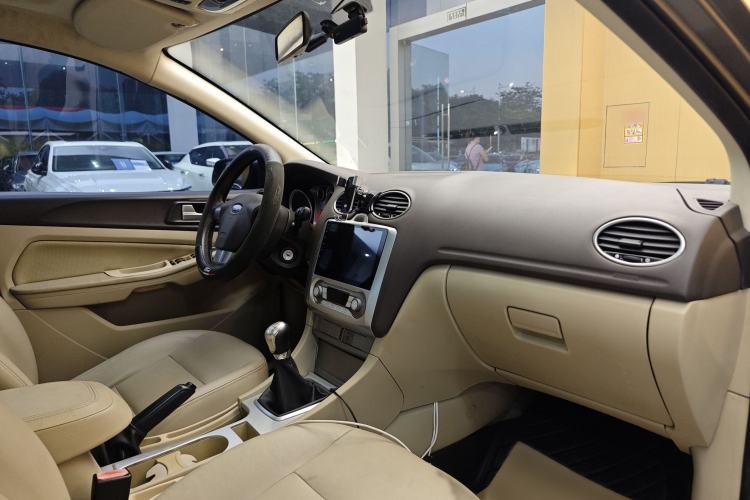 Used Ford Focus 2013 Sedan Classic 1.8L Manual Fashion Edition Interior 2