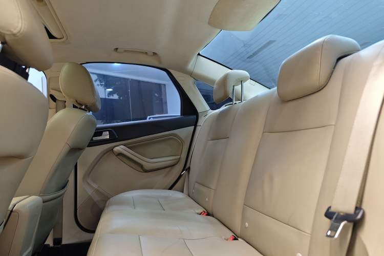 Used Ford Focus 2013 Sedan Classic 1.8L Manual Fashion Edition Interior 3