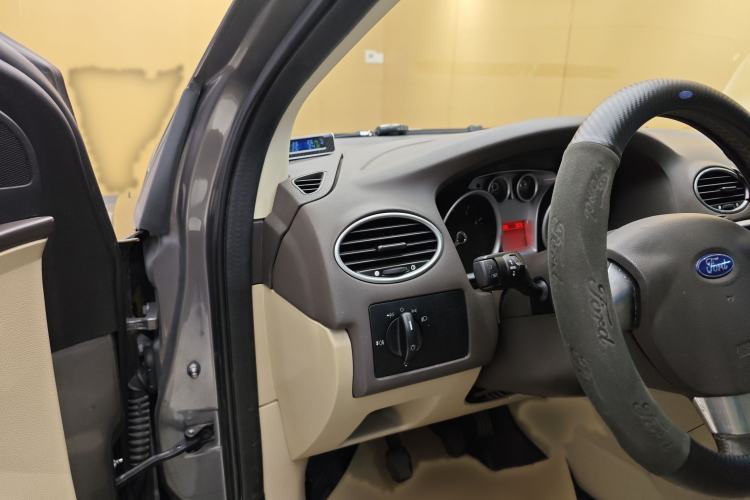 Used Ford Focus 2013 Sedan Classic 1.8L Manual Fashion Edition Interior 7