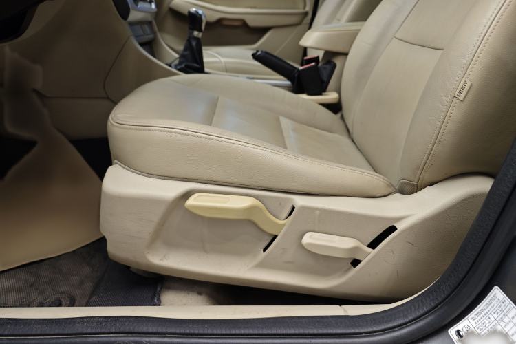 Used Ford Focus 2013 Sedan Classic 1.8L Manual Fashion Edition Interior 9