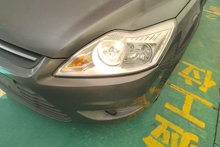 Used Ford Focus 2013 Sedan Classic 1.8L Manual Base Model Left Front Headlight