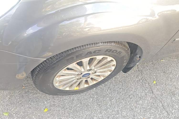 Used Ford Focus 2013 Sedan Classic 1.8L Manual Fashion Edition Left Front Wheel Hub