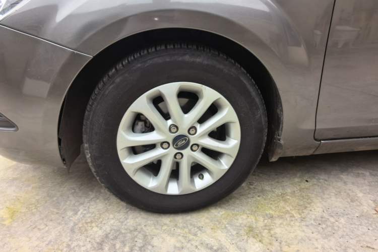 Used Ford Focus 2013 Sedan Classic 1.8L Manual Base Model Left Front Wheel Hub