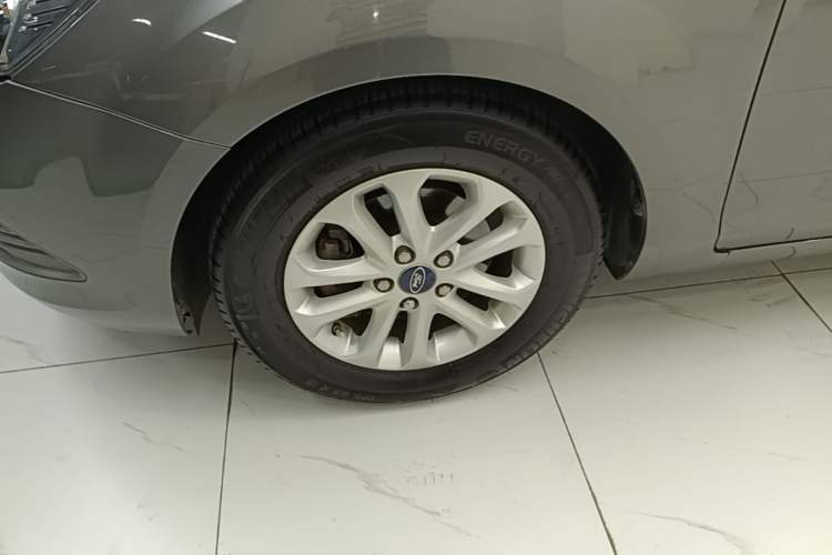Used Ford Focus 2013 Hatchback Classic 1.8L Manual Base Model Left Front Wheel Hub