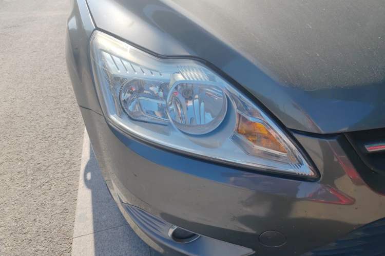 Used Ford Focus 2013 Sedan Classic 1.8L Manual Base Model Right Front Headlight