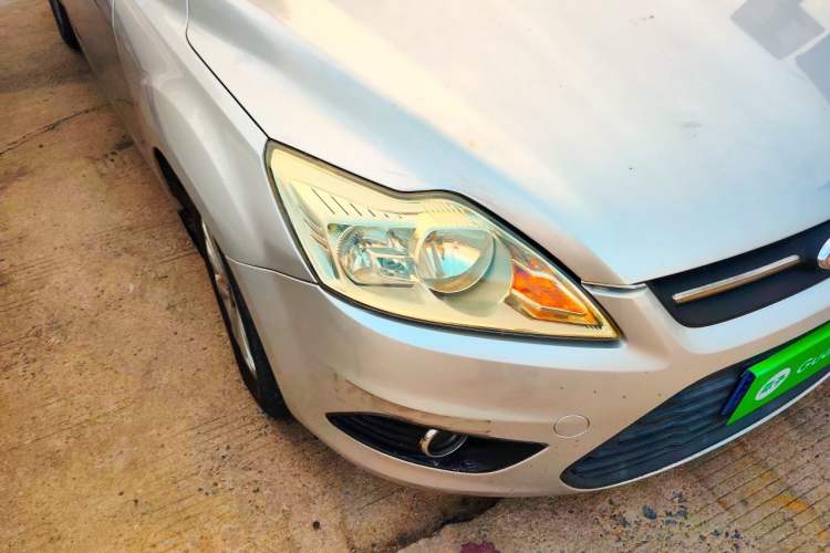 Used Ford Focus 2013 Sedan Classic 1.8L Manual Base Model Right Front Headlight