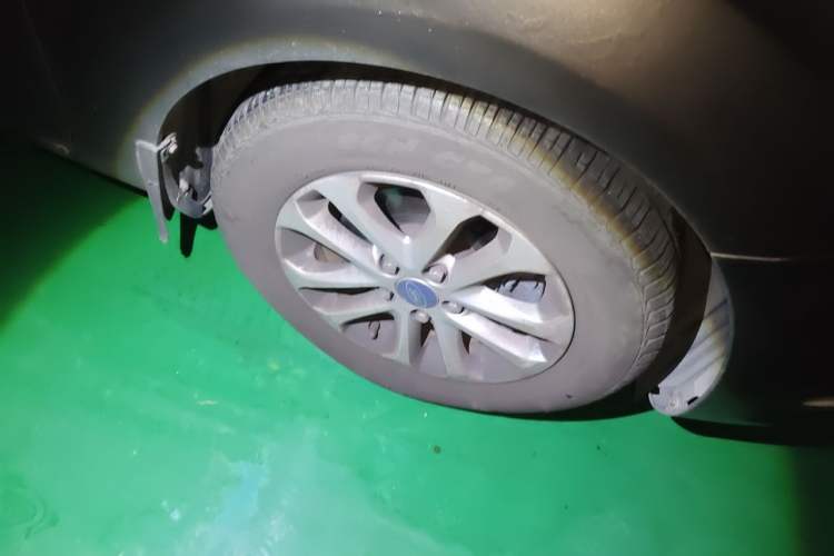 Used Ford Focus 2013 Sedan Classic 1.8L Manual Millionth Anniversary Edition Right Front Wheel Hub