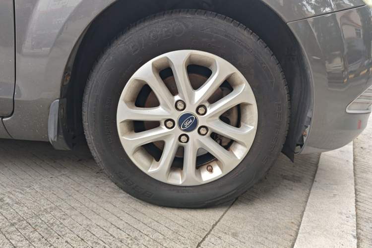 Used Ford Focus 2013 Sedan Classic 1.8L Manual Base Model Right Front Wheel Hub