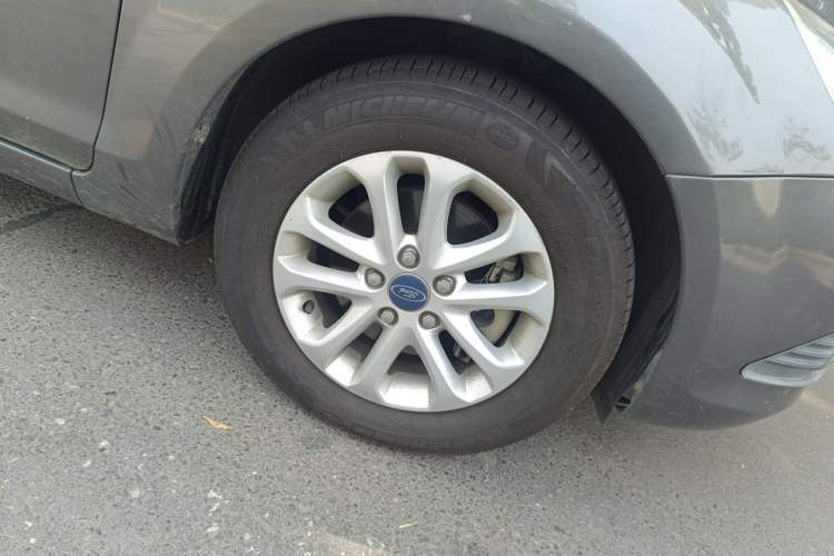 Used Ford Focus 2013 Sedan Classic 1.8L Automatic Base Model Right Front Wheel Hub