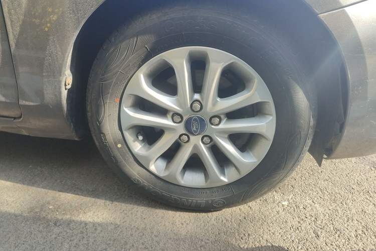 Used Ford Focus 2013 Sedan Classic 1.8L Manual Millionth Anniversary Edition Right Front Wheel Hub