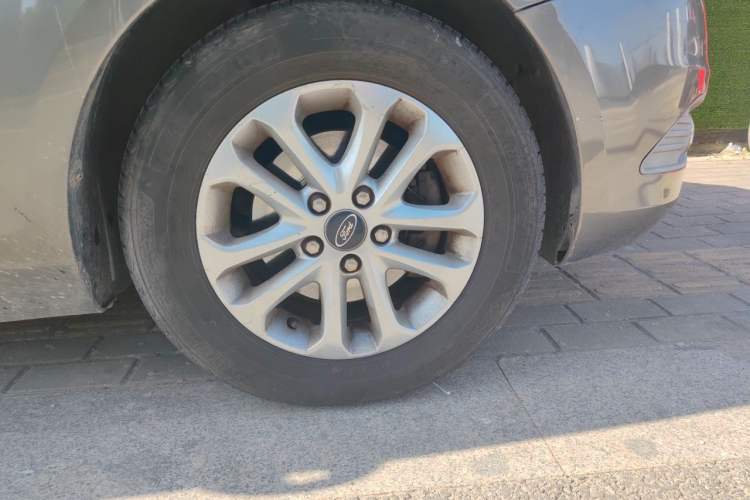 Used Ford Focus 2013 Sedan Classic 1.8L Manual Base Model Right Front Wheel Hub