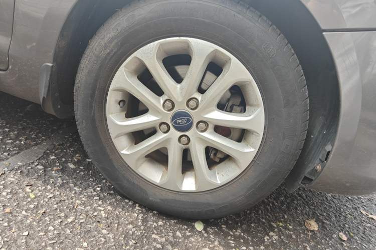 Used Ford Focus 2013 Sedan Classic 1.8L Automatic Base Model Right Front Wheel Hub