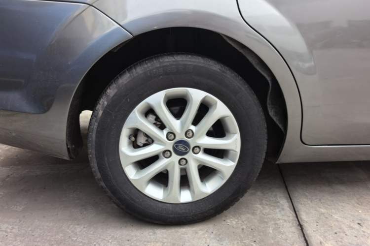 Used Ford Focus 2013 Sedan Classic 1.8L Manual Base Model Right Rear Wheel Hub