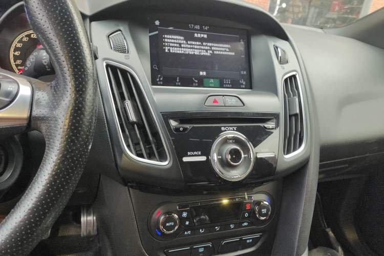 Used Ford Focus 2013 2.0T ST Orange Edition Audio And AC Panel