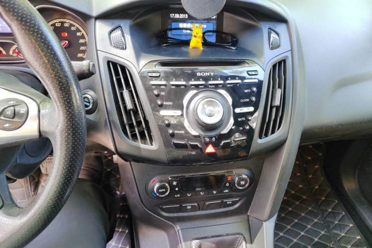 Used Ford Focus 2013 2.0T ST Orange Edition Audio And AC Panel