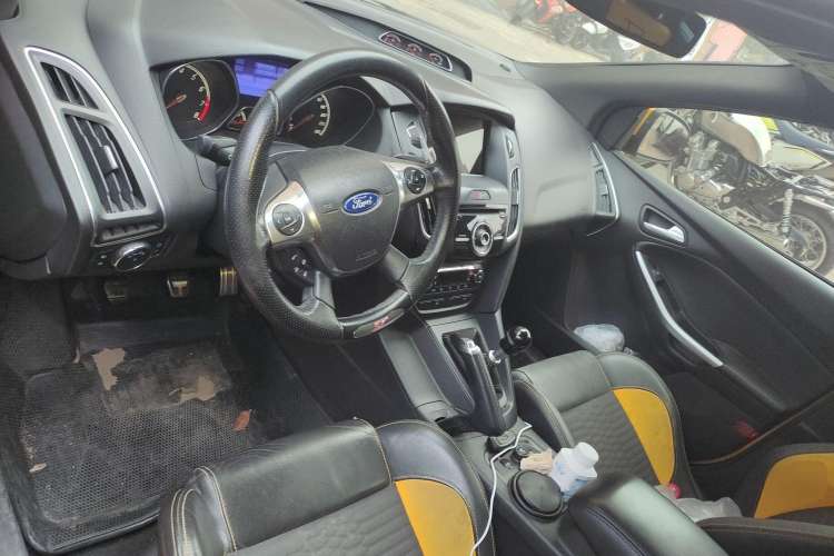 Used Ford Focus 2013 2.0T ST Orange Edition Center Console