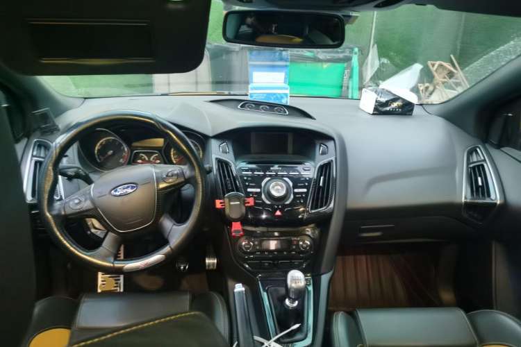 Used Ford Focus 2013 2.0T ST Orange Edition Center Console