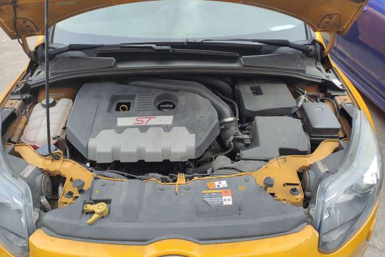 Used Ford Focus 2013 2.0T ST Orange Edition Engine Bay