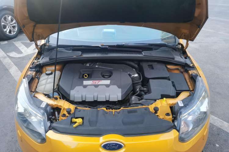 Used Ford Focus 2013 2.0T ST Orange Edition Engine Bay