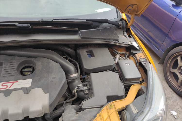 Used Ford Focus 2013 2.0T ST Orange Edition Engine Bay Left