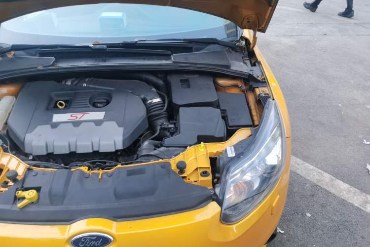 Used Ford Focus 2013 2.0T ST Orange Edition Engine Bay Left