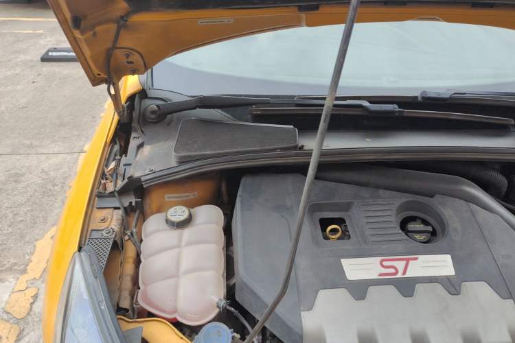Used Ford Focus 2013 2.0T ST Orange Edition Engine Bay Right
