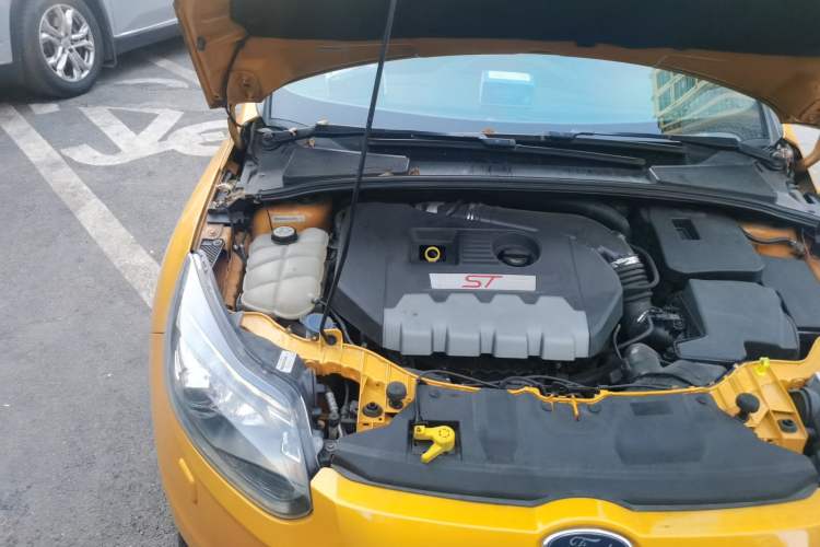 Used Ford Focus 2013 2.0T ST Orange Edition Engine Bay Right