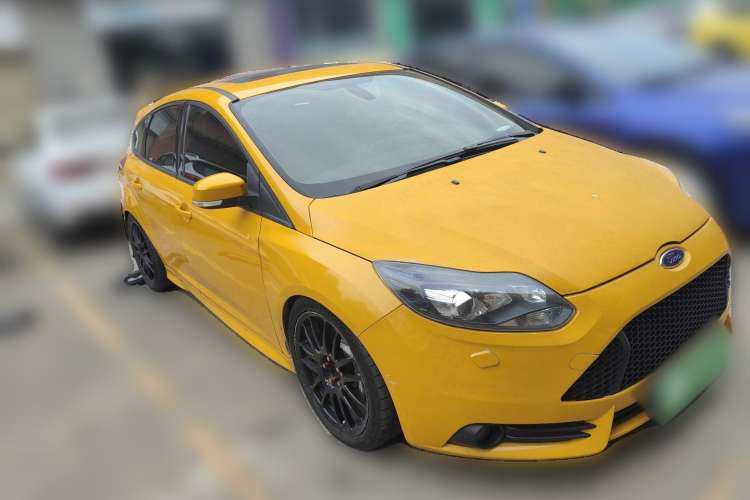 Used Ford Focus 2013 2.0T ST Orange Edition Front Right 45 Deg