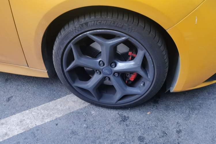 Used Ford Focus 2013 2.0T ST Orange Edition Right Front Wheel Hub