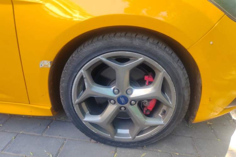 Used Ford Focus 2013 2.0T ST Orange Edition Right Front Wheel Hub