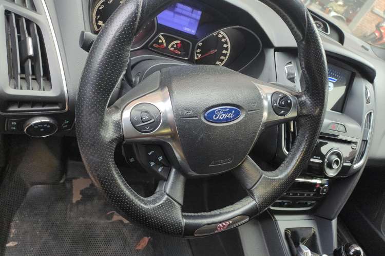 Used Ford Focus 2013 2.0T ST Orange Edition Steering Wheel
