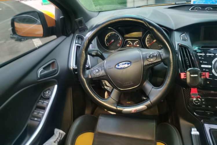 Used Ford Focus 2013 2.0T ST Orange Edition Steering Wheel