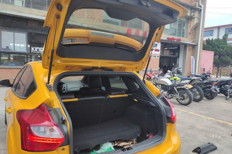 Used Ford Focus 2013 2.0T ST Orange Edition Trunk