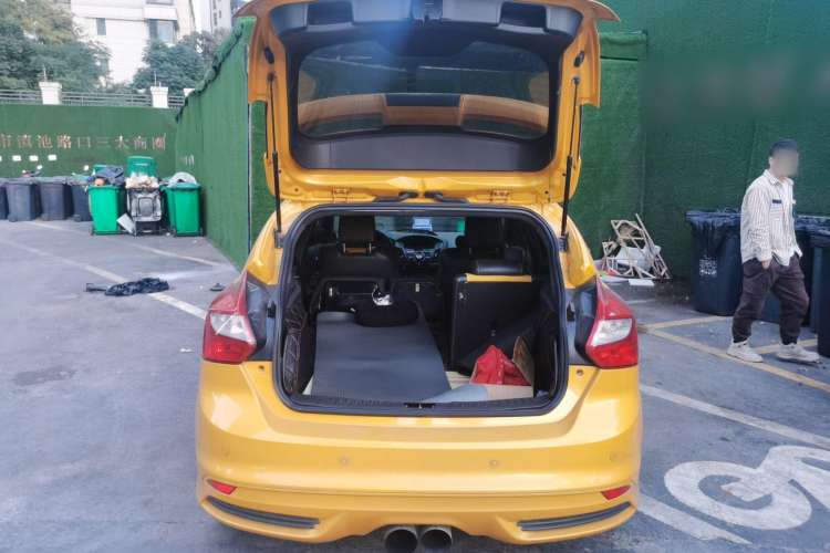 Used Ford Focus 2013 2.0T ST Orange Edition Trunk