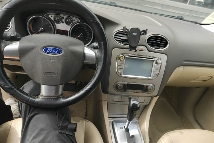 Used Ford Focus 2013 Sedan Classic 1.8L Automatic Fashion Edition Center Console