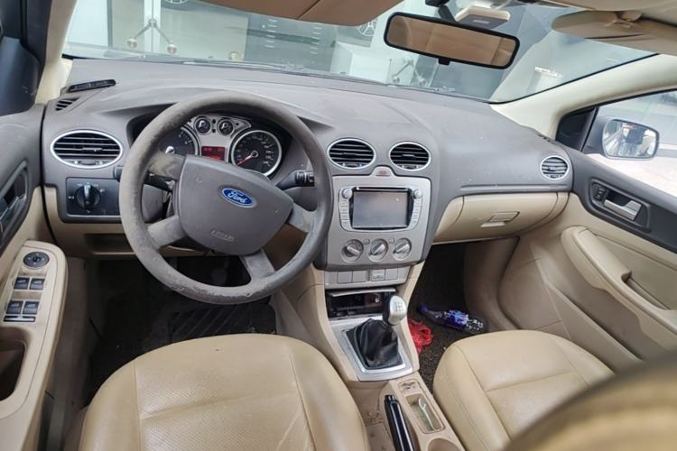 Used Ford Focus 2013 Sedan Classic 1.8L Manual Base Model Center Console